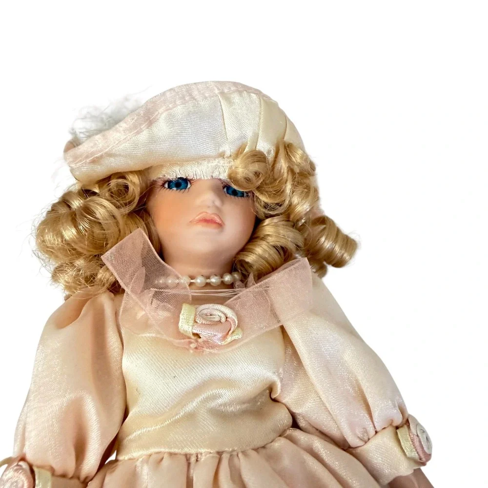 Victorian Porcelain Doll Girls OS Peach Victorian Lace Rose Floral Hat Stand
